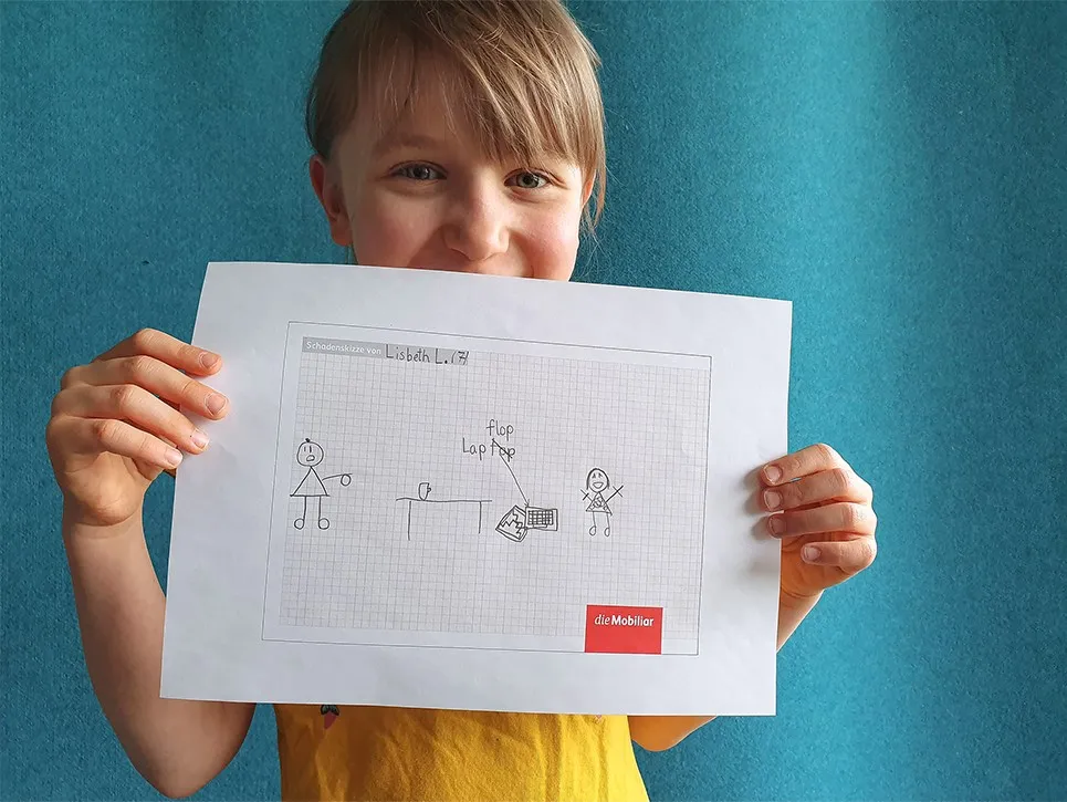 Ein Paar bespricht Versicherungsunterlagen