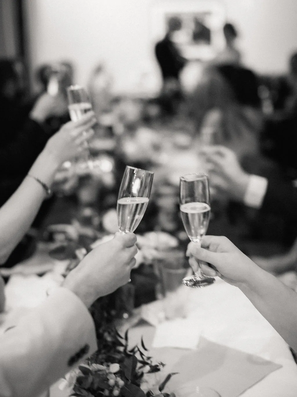 Ein Paar genießt einen Spaziergang entlang der Amsterdamer Grachten, symbolisch für entspannte last minute reisen.