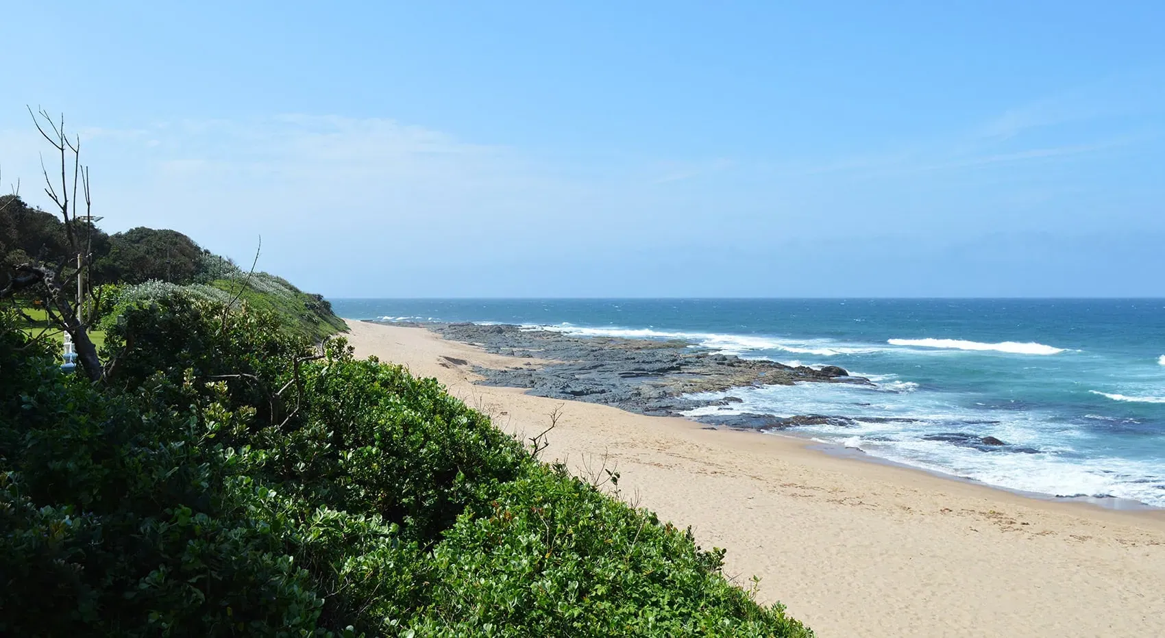 Ein Panoramablick auf die Garden Route mit üppiger Vegetation und der Küstenlinie im Hintergrund