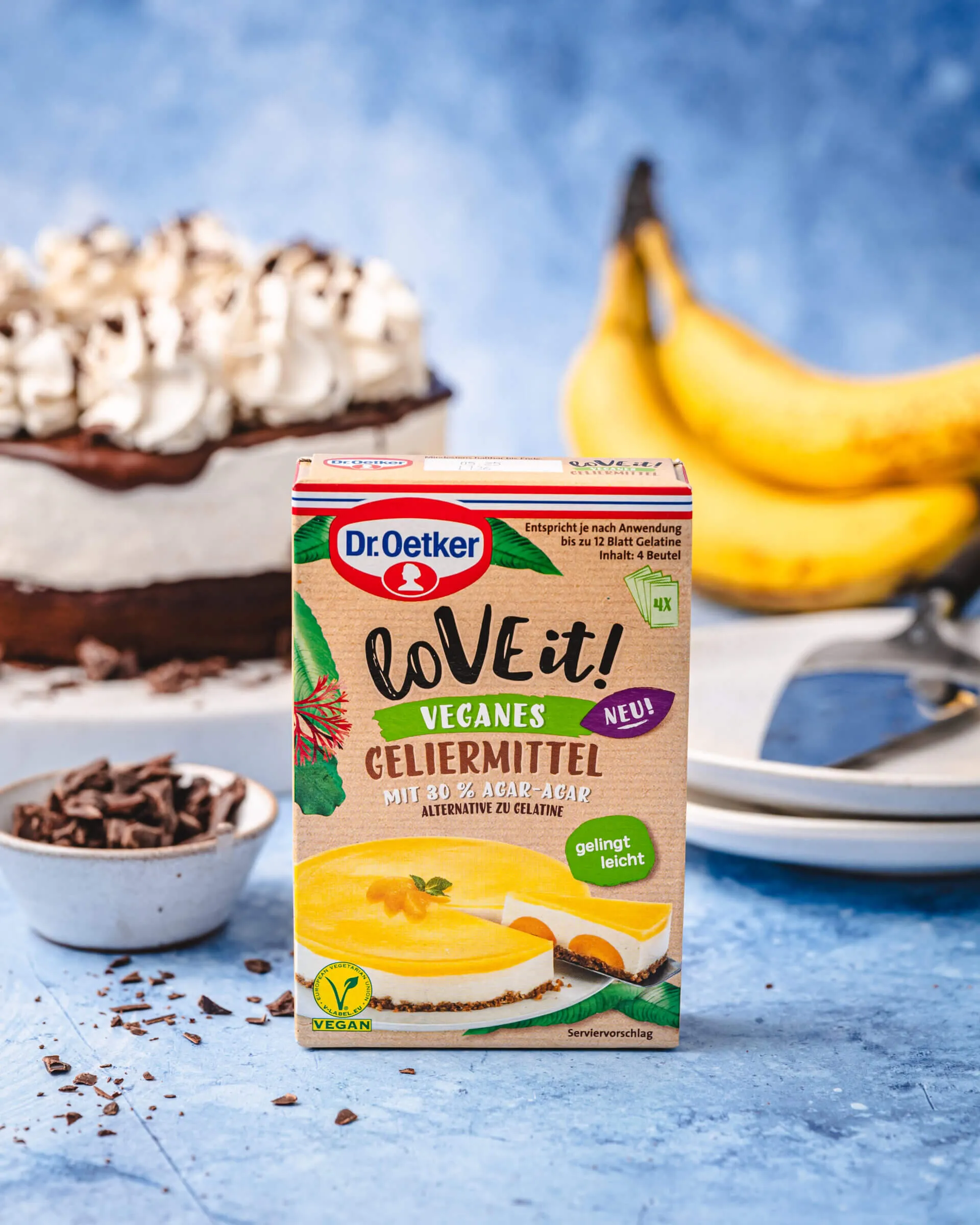 Ein perfekt angeschnittenes Stück Schoko-Bananen-Sahne-Torte, das die Schichten aus Schoko-Boden, Banane und luftiger Sahnecreme zeigt.