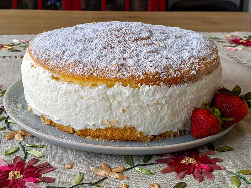 Ein perfekt geschnittenes Stück Dr. Oetker Käse-Sahne-Torte, frisch serviert