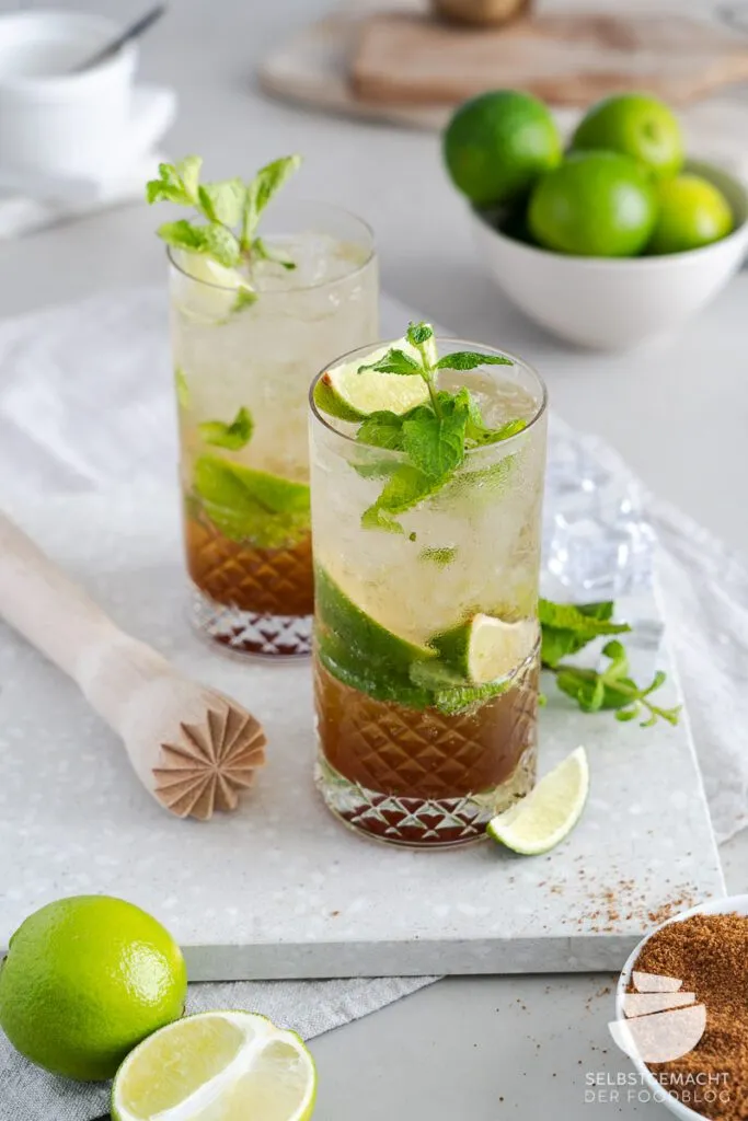 Ein perfekt zubereiteter Mojito ohne Alkohol in einem hohen Glas
