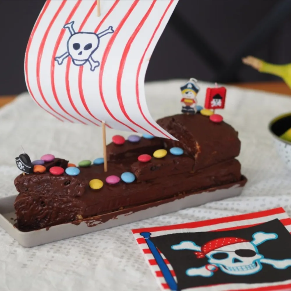 Ein Piratenschiff-Kuchen, bereit für die Expedition