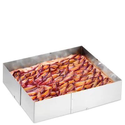 Ein rechteckiger Backrahmen um einen frisch gebackenen Pflaumenkuchen, ideal für verschiedene Kuchen- und Tortenböden.