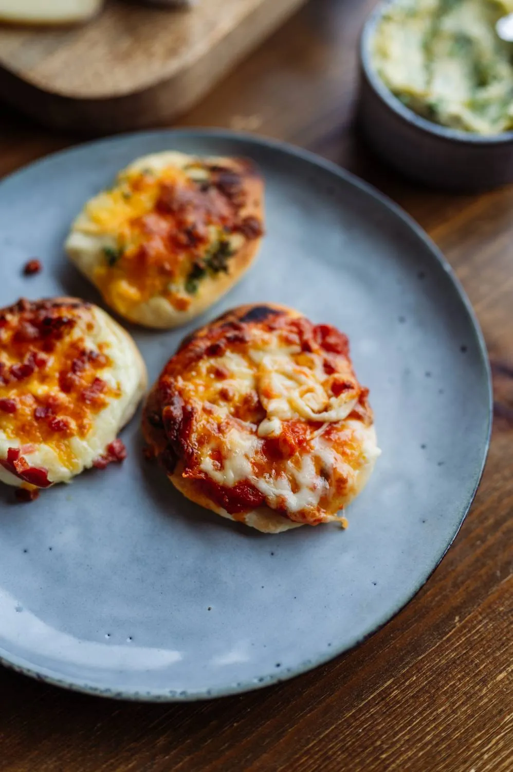 Ein reich gedeckter Raclette-Tisch mit vielfältigen Zutaten und Dips für Heiligabend