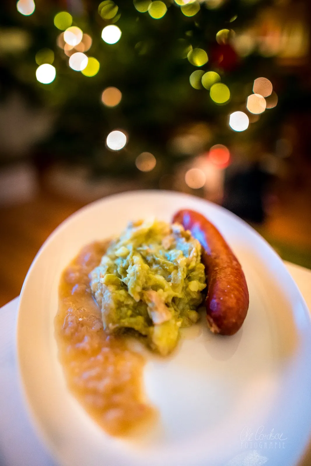 Ein reich gedeckter Tisch mit Insett Bohnen, bereit zum Genießen, ein klassisches Bohnen Rezept aus Ostfriesland.