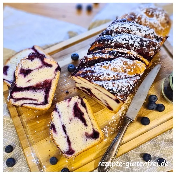 Ein reich gefüllter Heidelbeer-Hefezopf auf einem Backblech