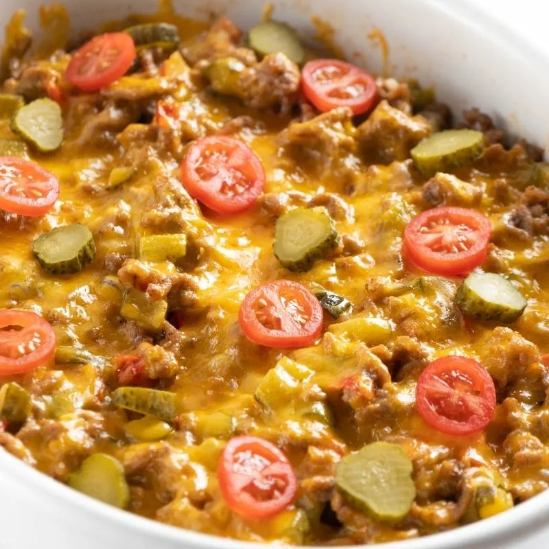 Ein reichhaltiger, goldbraun überbackener Low Carb Cheeseburger Auflauf mit Hackfleisch, Käse und typischen Burger-Aromen