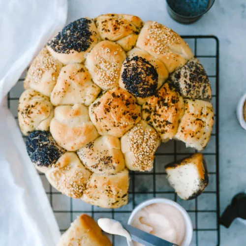 Ein Rezeptblatt mit den Zutaten und der Zubereitung des Brötchenkranzes, versehen mit dem Logo des Blogs.