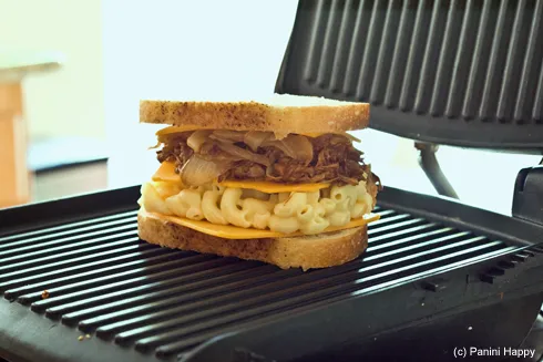 Ein riesiges, knuspriges Grilled Mac & Cheese Panini mit Pulled Pork, frisch vom Grill