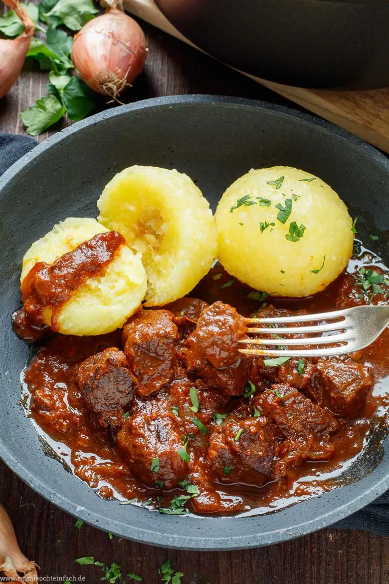 Ein robuster Gusseisen-Bräter, ideal zum Schmoren von Gulasch und zur Entwicklung tiefer Aromen.