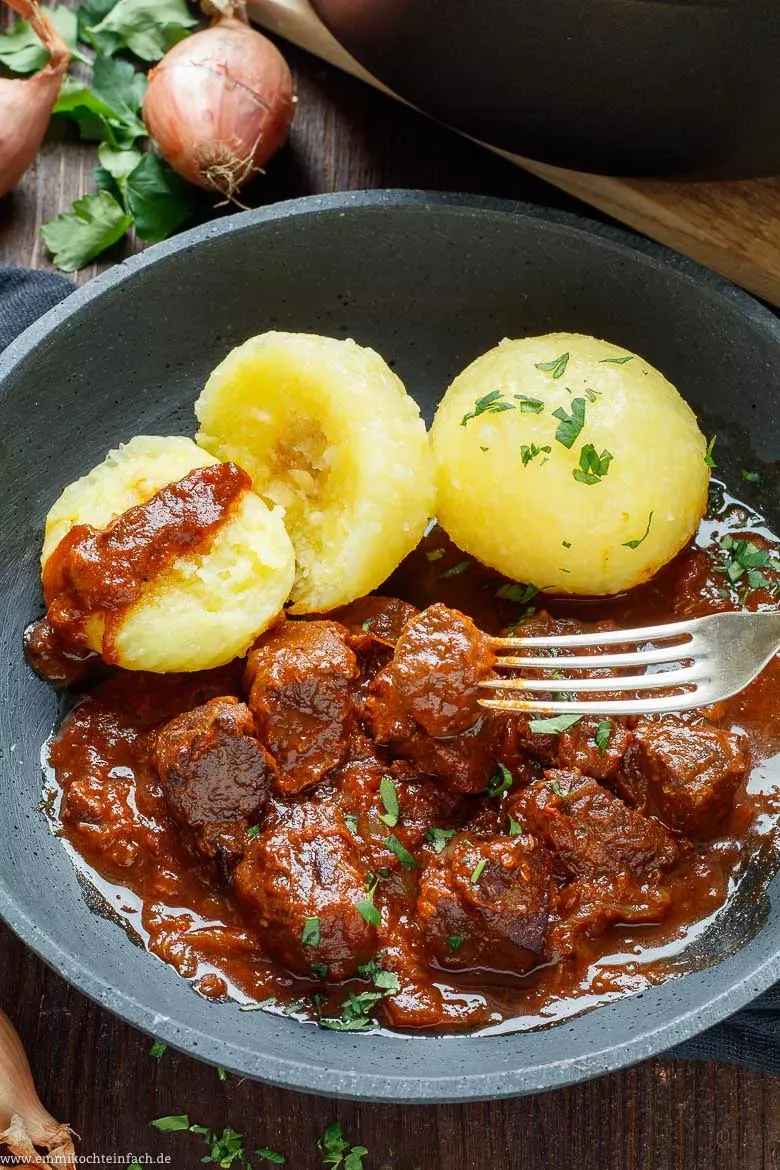 Ein robuster Gusseisenbräter, ideal zum Schmoren von Rindergulasch, sorgt für gleichmäßige Hitzeverteilung und Geschmack.