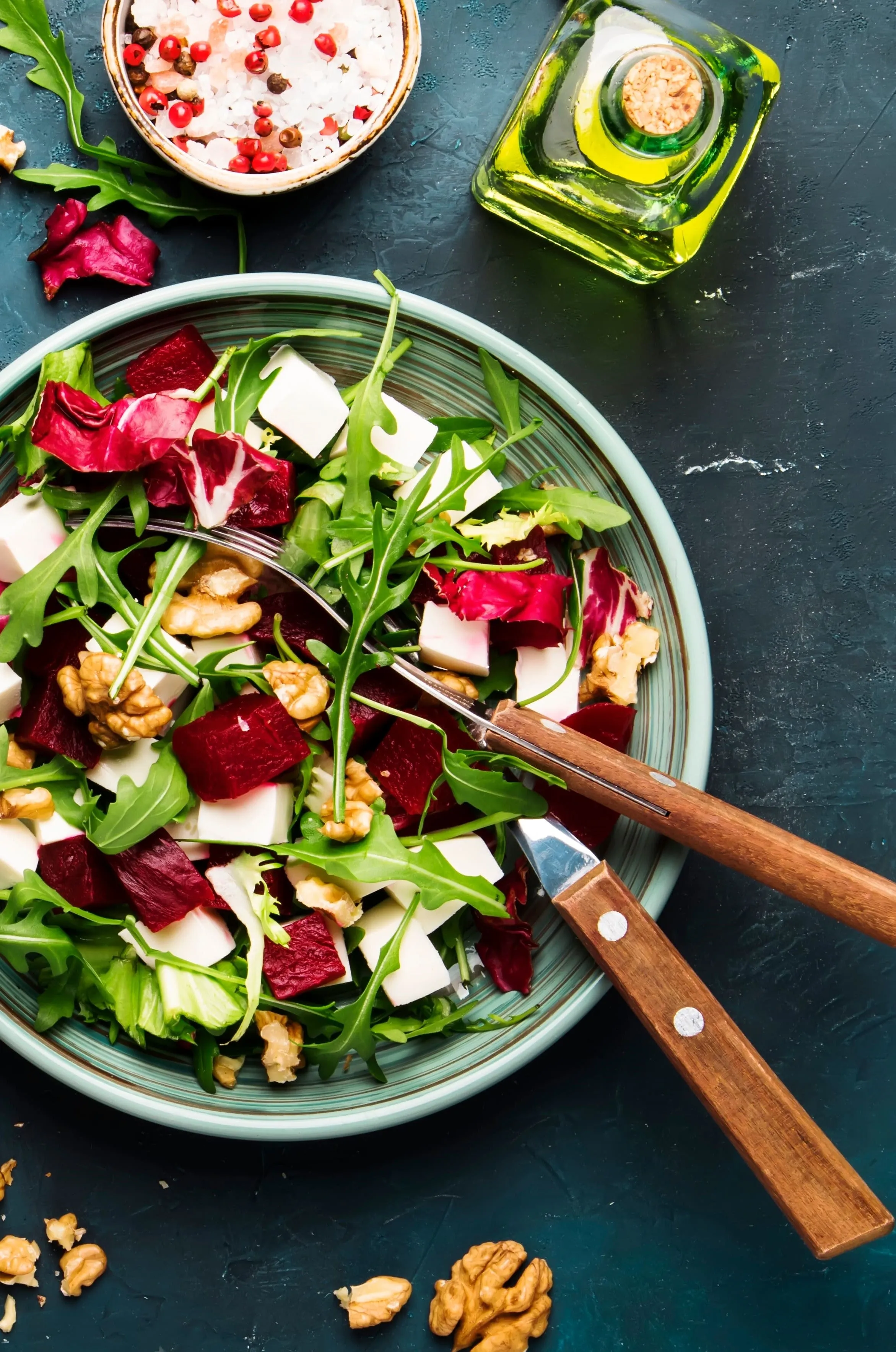 Ein Rote Bete Salat mit Rucola und Walnüssen, eine gesunde und farbenfrohe Mahlzeit