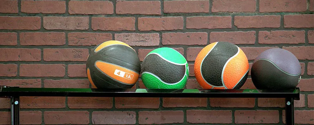 Ein roter Medizinball mit Logo auf dem Boden