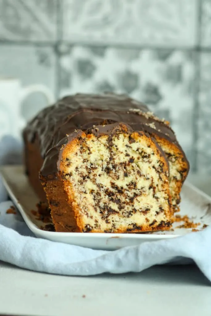 Ein saftiger Ameisenkuchen nach dem Anschnitt, der die attraktive Oberflächenstruktur zeigt