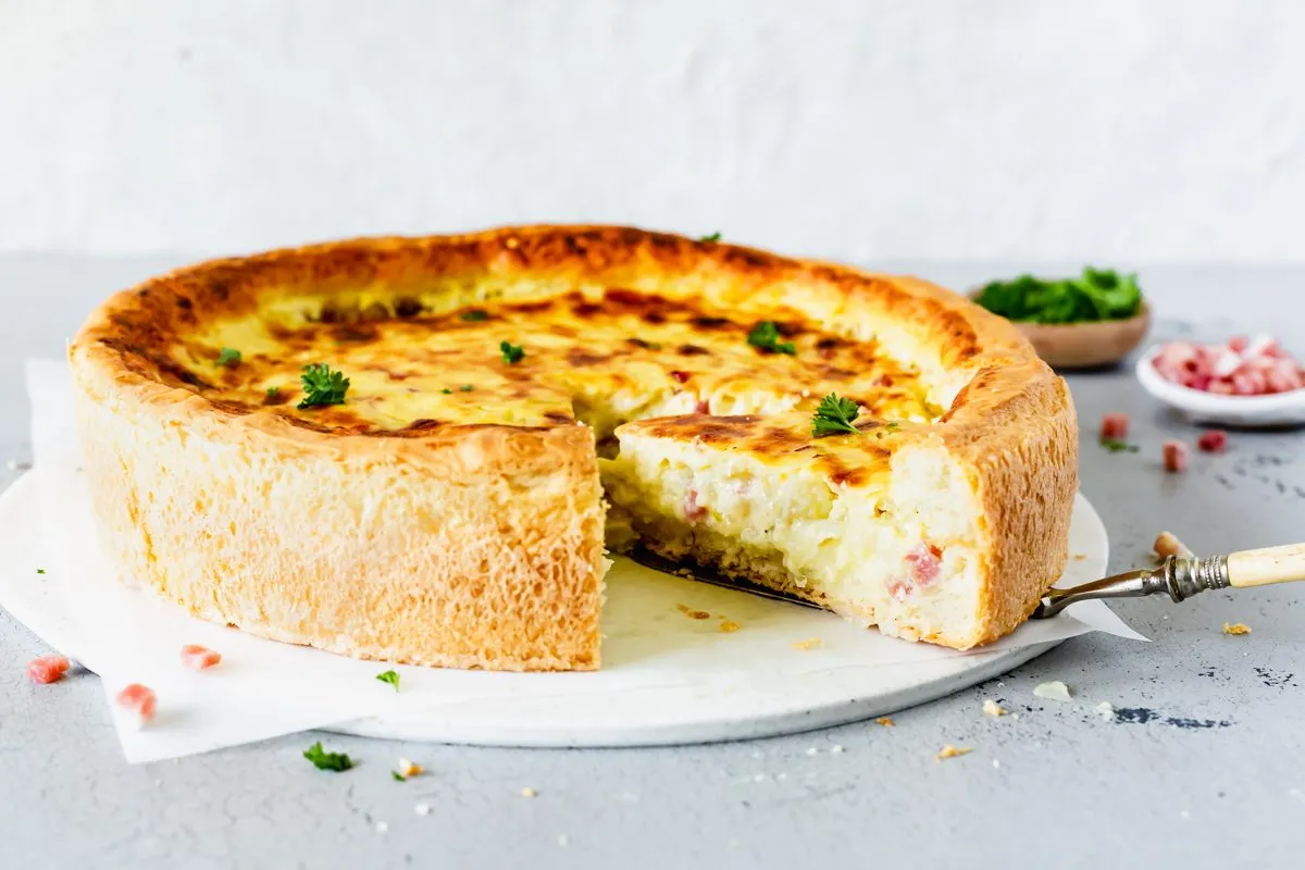 Ein saftiger Anschnitt Zwiebelkuchen, der Lust auf mehr macht