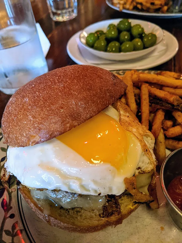 Ein saftiger Burger mit Spiegelei, der moderne Akzente in der traditionellen deutschen Gastronomie setzt