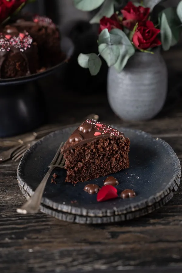Ein saftiger kleiner Schokoladenkuchen, perfekt dekoriert