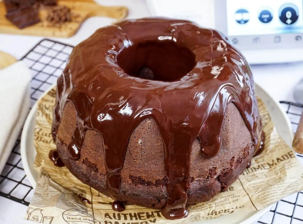 Ein saftiger Schokokuchen, im Thermomix zubereitet, mit Puderzucker bestäubt.