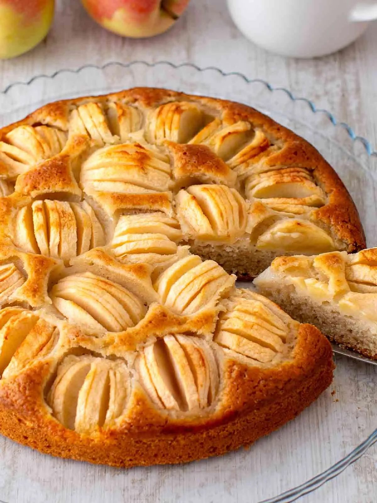 Ein saftiger veganer versunkener Apfelkuchen, einfach zuzubereiten und perfekt für die deutsche Kaffeezeit.