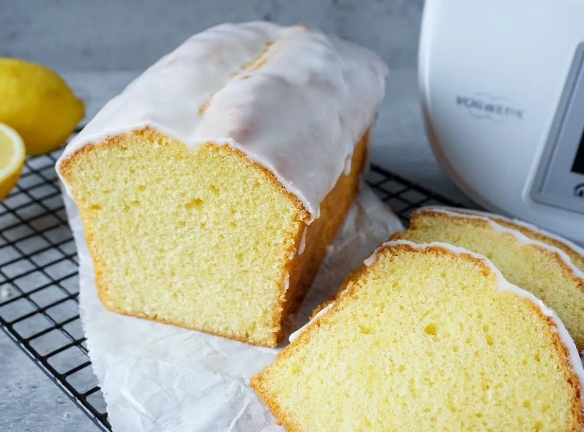 Ein saftiger Zitronenkuchen, im Thermomix zubereitet, mit Zuckerguss.