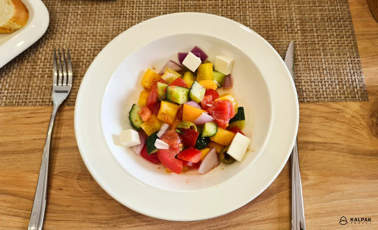 Ein Salat in Zentralasien mit einer Vielzahl von frischen Zutaten