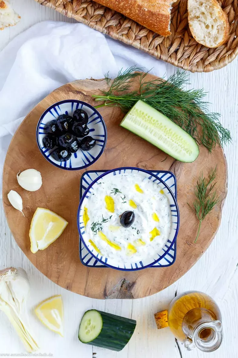 Ein Schälchen selbstgemachtes Zaziki mit Gurkenstücken und Dillzweigen garniert