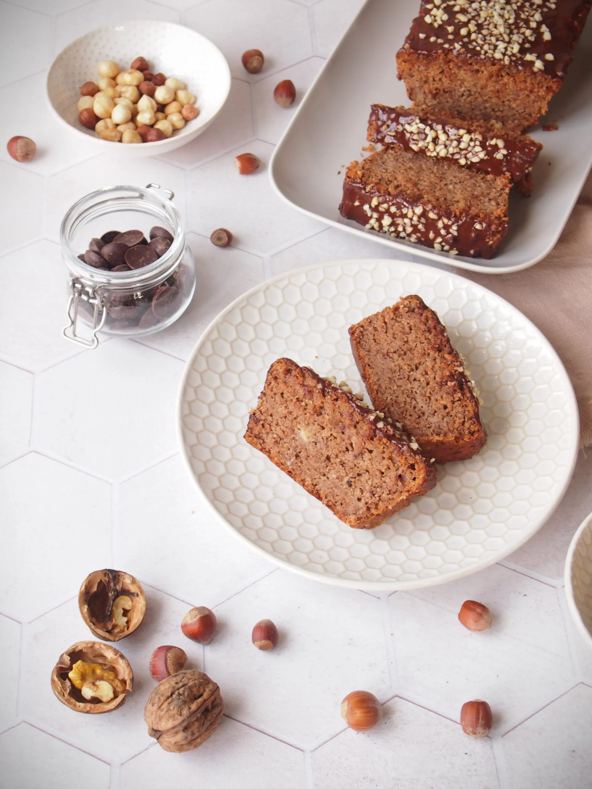 Ein Schnitt durch einen saftigen veganen Nusskuchen ohne Zucker, der die feine Textur zeigt