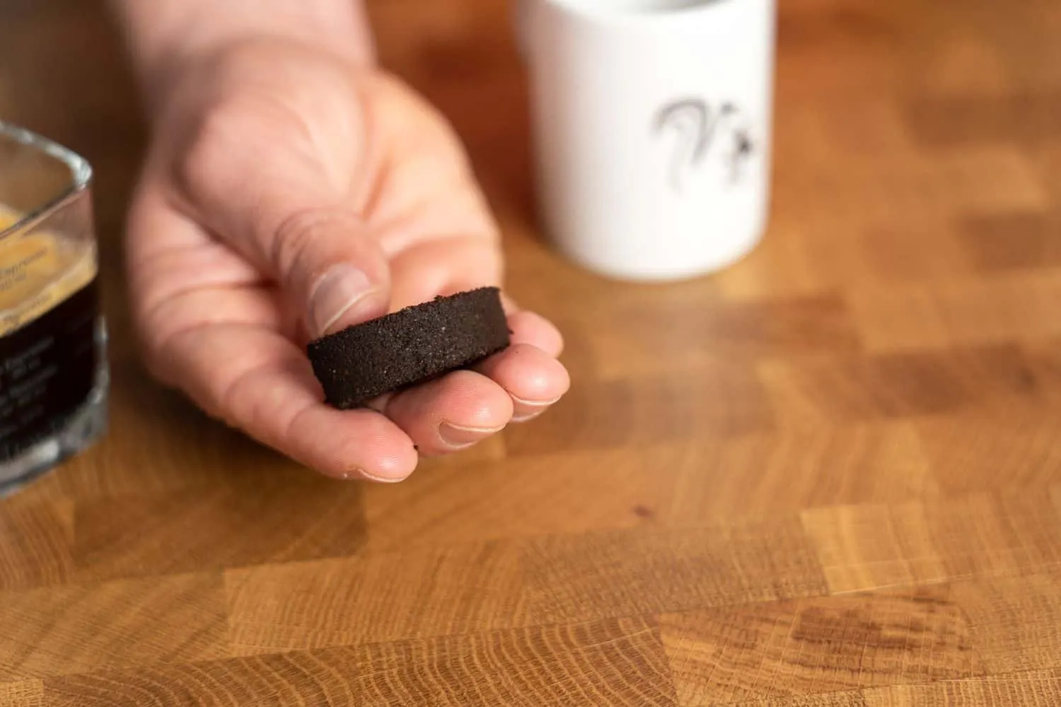 Ein schöner Kaffeepuck aus der Brühgruppe der Philips Espressomaschine