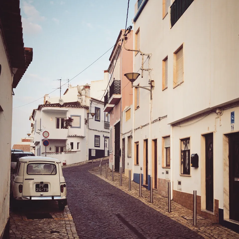 Ein schöner Sandstrand mit Felsen und dem Ozean unter einem blauen Himmel