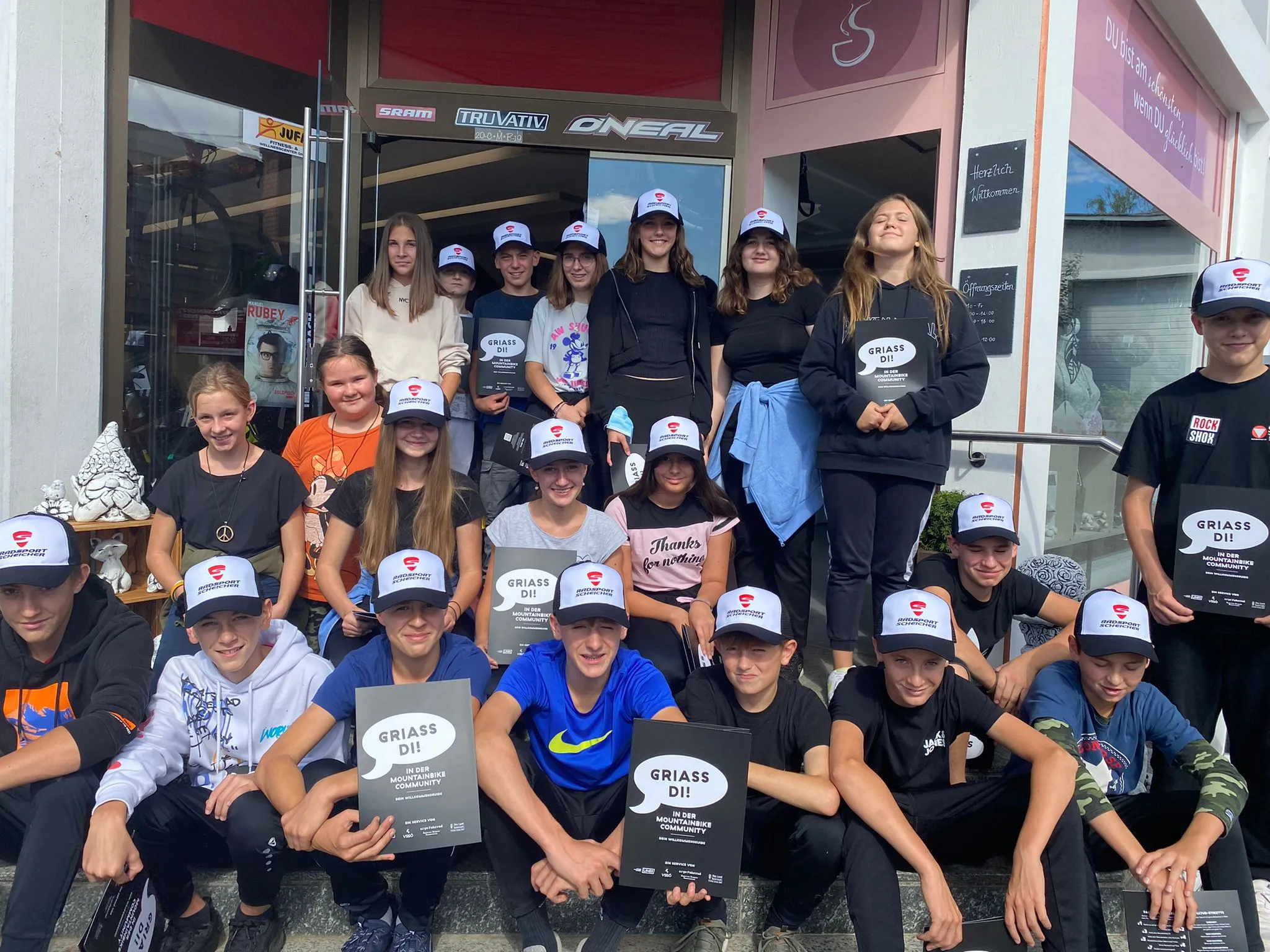 Ein Schüler bei der Arbeit am Fahrradrahmen während des Projekttages zur Nachhaltigkeit