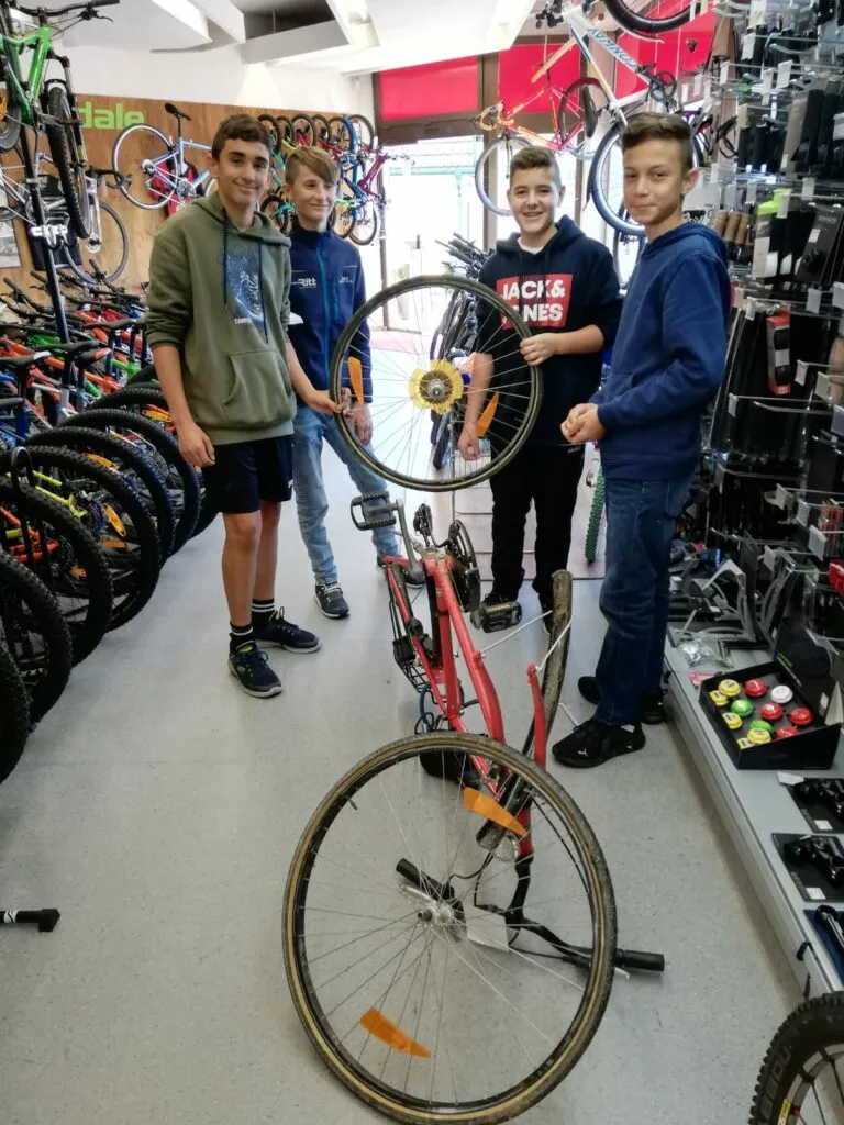 Ein Schüler zeigt sein Interesse an den Präsentationen zum ökologischen Fußabdruck