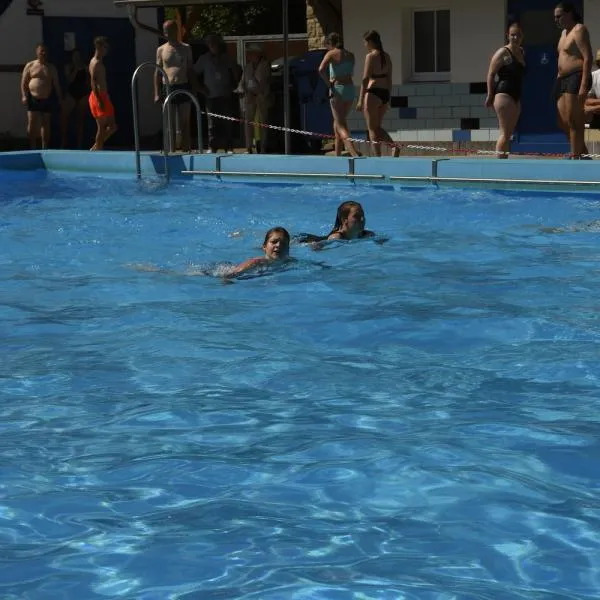 Ein Schwimmer kurz vor dem Ziel