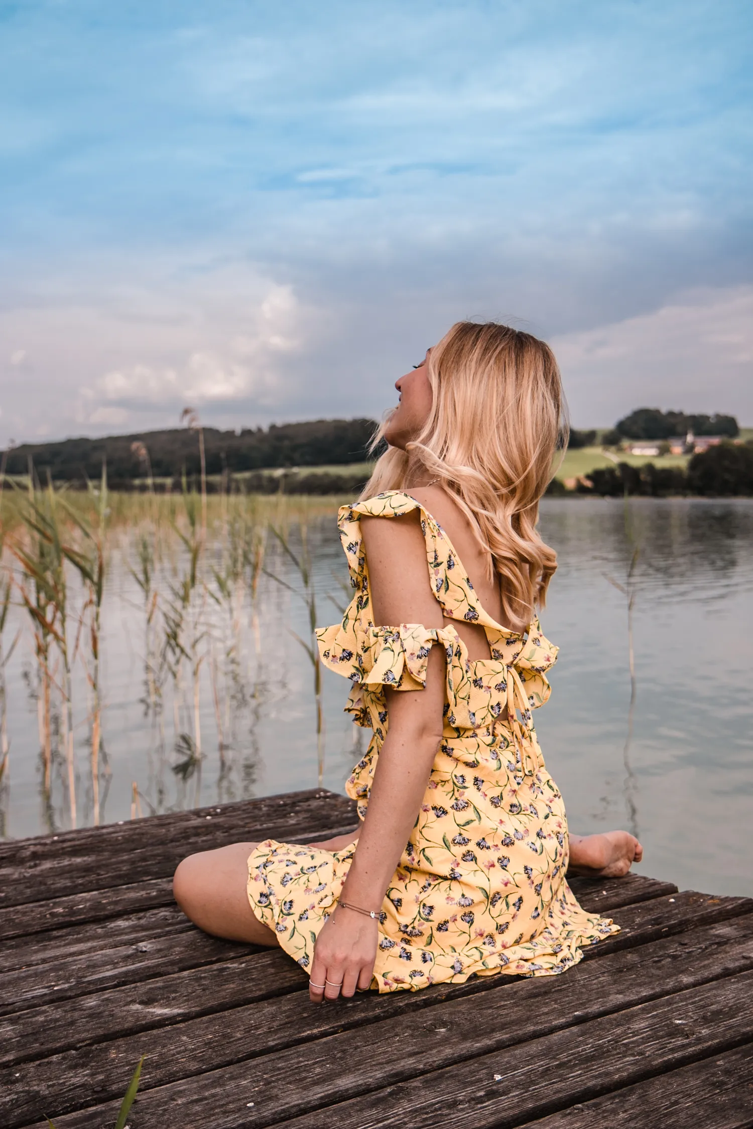 Ein See umgeben von Bergen und Bäumen