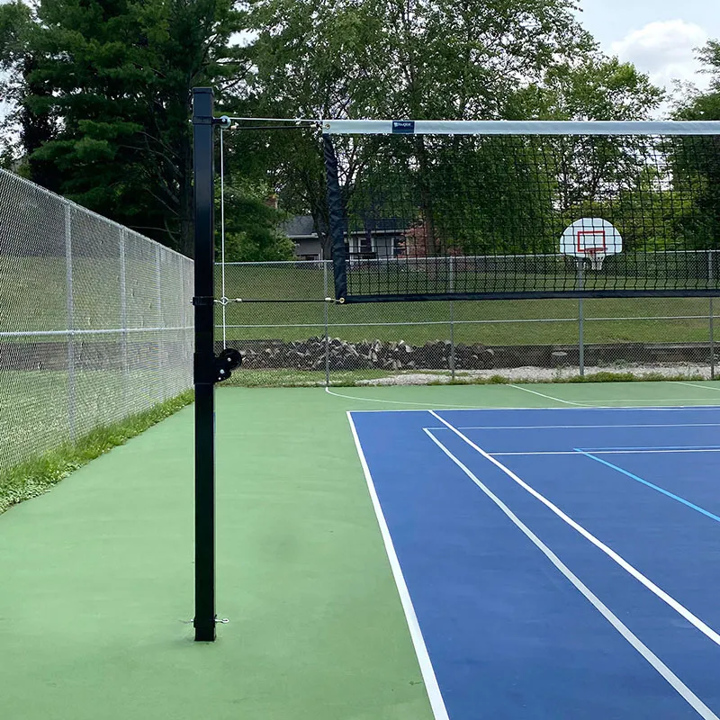 Ein Sportnetz auf Volleyballhöhe, bereit für ein Spiel