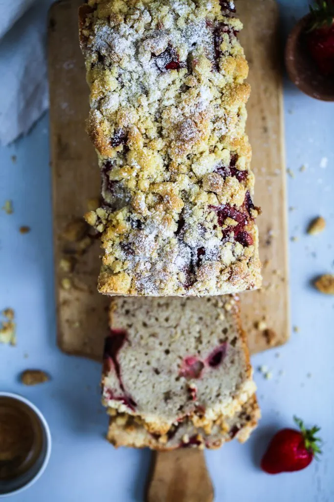 Ein Stapel Erdbeer-Bananenbrot-Scheiben mit Streuseln und Erdbeerstücken, perfekt für die Kaffeetafel