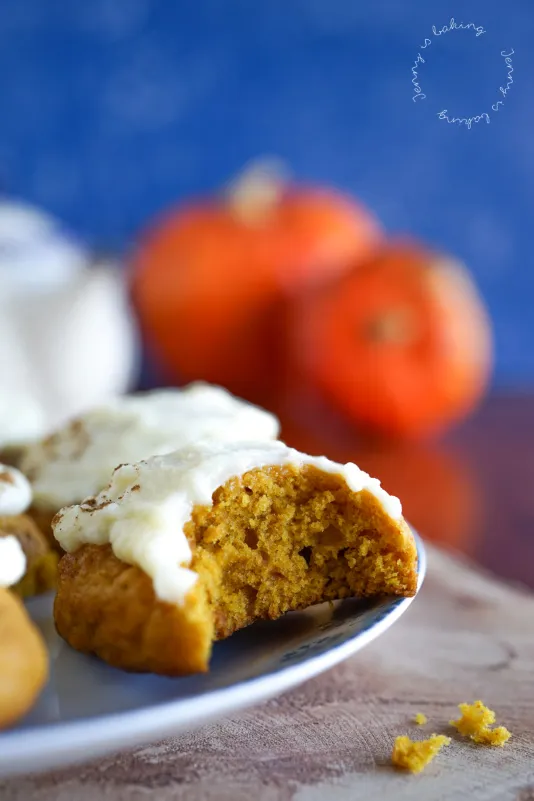 Ein Stapel goldener Kürbis-Cookies mit Frischkäse-Topping