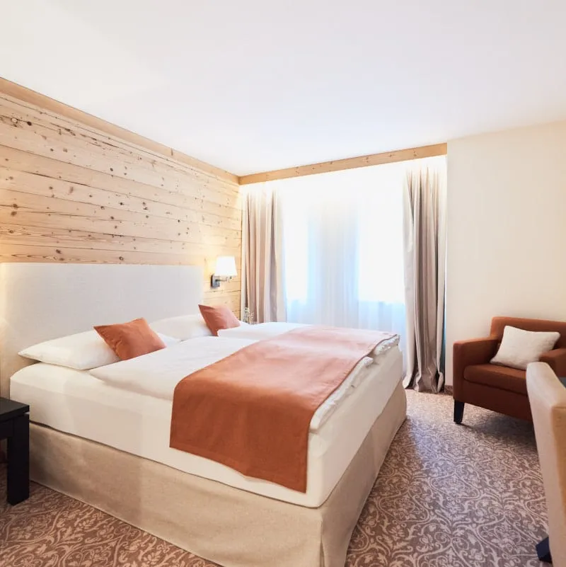 Ein stilvoll eingerichtetes Standard Zimmer im Gasthof Linde mit Doppelbett und Holzelementen