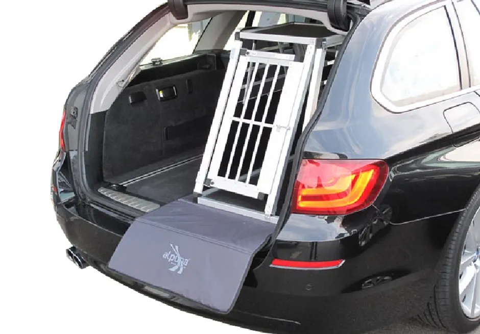 Ein Stoßstangenschutz aus strapazierfähigem Nylon, in vier Segmente unterteilt, der in fünf verschiedenen Breiten erhältlich ist, um die Stoßstange vor Kratzern zu schützen und das Verletzungsrisiko für den Hund zu minimieren.