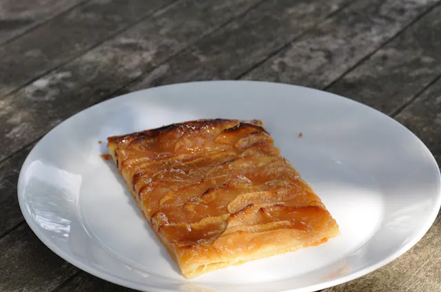 Ein Stück Apfelkuchen mit Salzbutterkaramell, das die perfekte Kombination aus würzig, fruchtig und salzig zeigt.