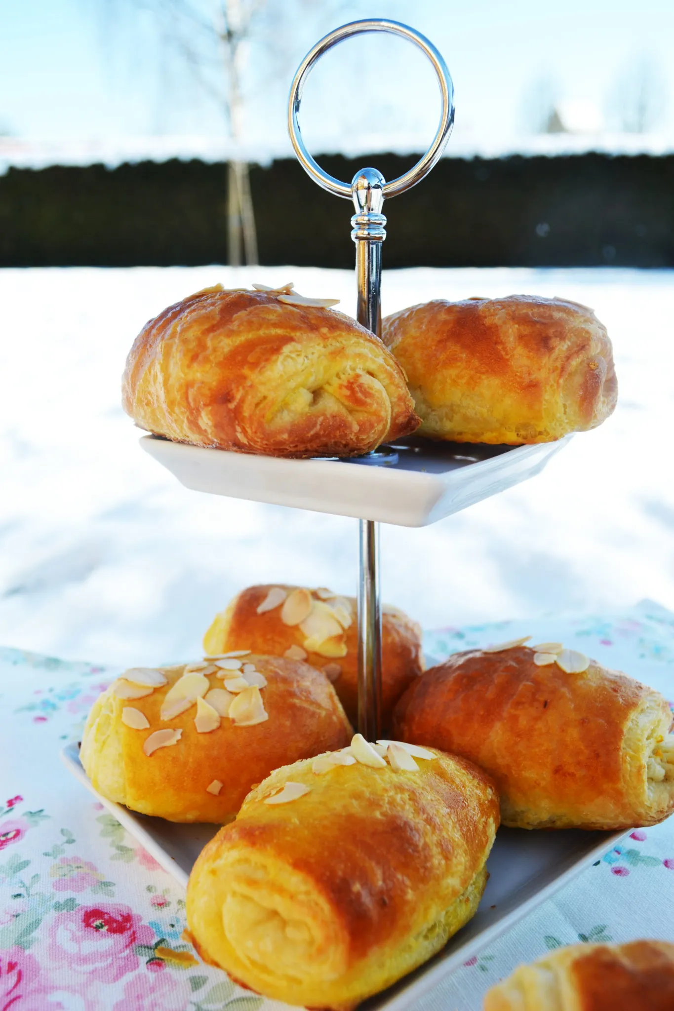 Ein Stück aufgerollter Hefe-Plunderteig bereit zur Weiterverarbeitung für selbstgemachte Brötchen.