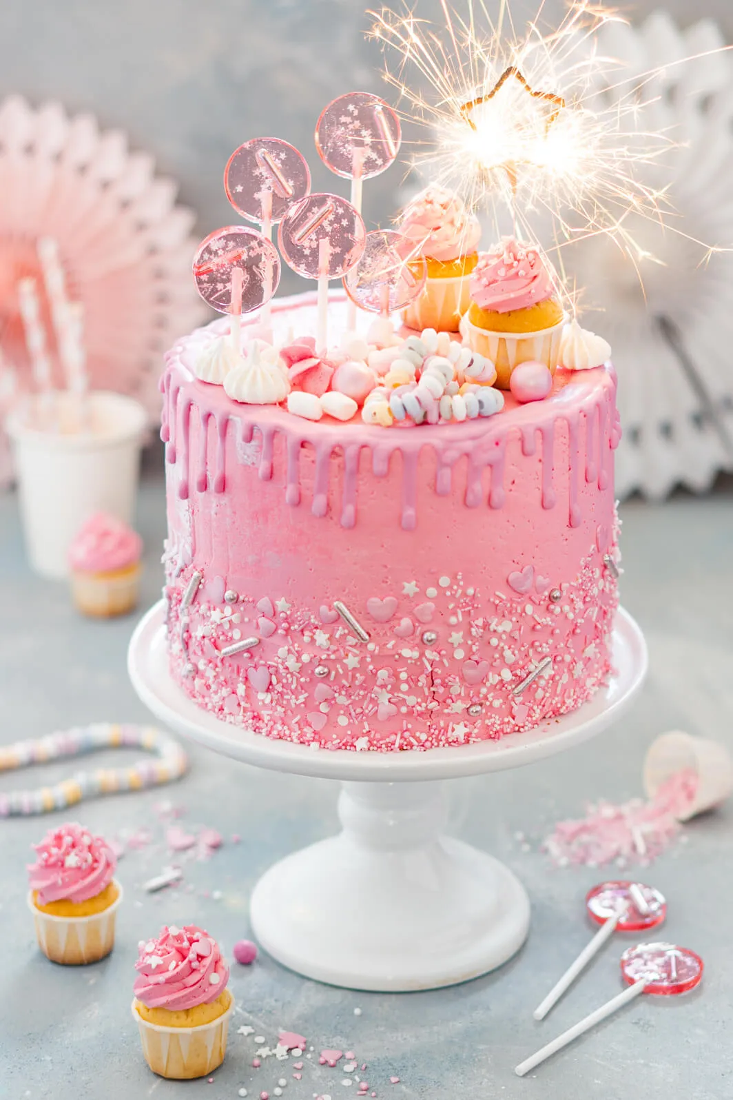 Ein Stück des frisch gebackenen rosa Geburtstagskuchens mit fruchtiger Himbeer-Mascarpone-Füllung