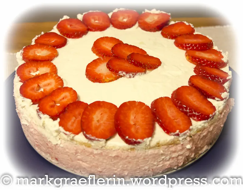 Ein Stück Erdbeer-Sahnetorte mit luftiger Sahne und frischen Erdbeeren.