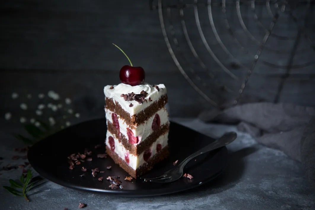 Ein Stück gesunde Schwarzwälder Kirschtorte