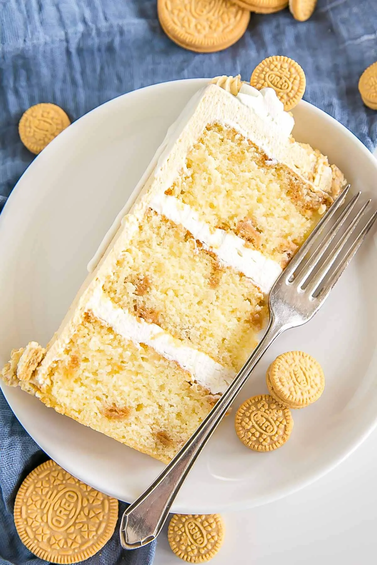 Ein Stück Goldener Oreo Kuchen auf einem Teller, bereit zum Genießen