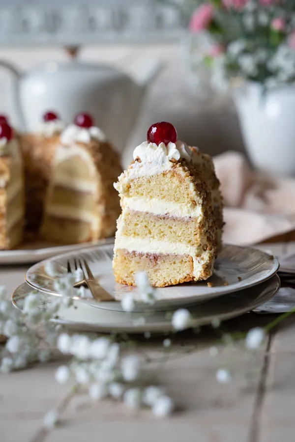 Ein Stück hausgemachter Frankfurter Kranz, verziert mit Buttercreme und Krokant