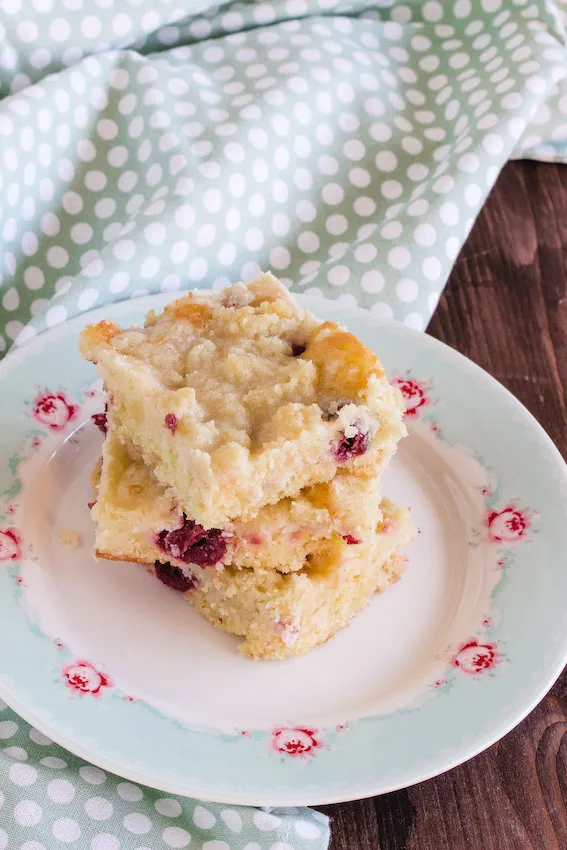 Ein Stück Kirsch-Streuselkuchen mit Guss, typisch deutsch