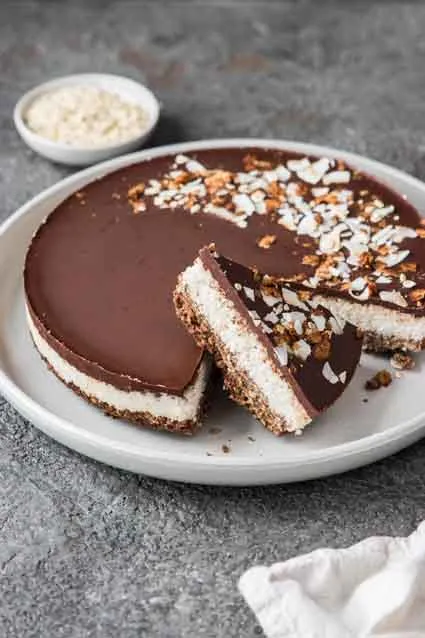 Ein Stück köstlicher veganer glutenfreier Kokos-Schoko-Kuchen, servierfertig.