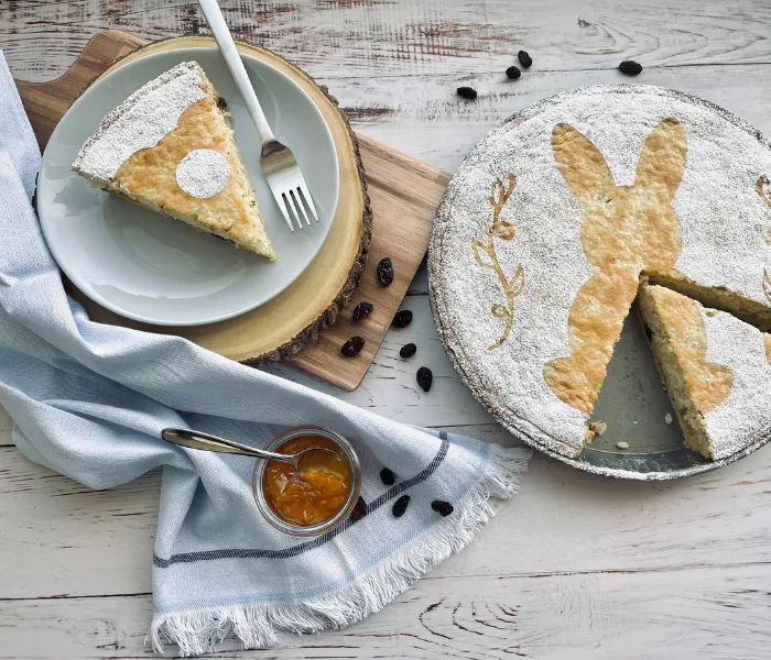 Ein Stück Osterkuchen auf einem Teller, perfekt für das Osterfrühstück