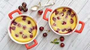 Ein Stück Quarkauflauf mit Kirschen